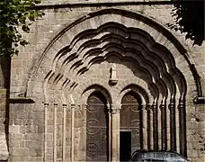 Le portail de la collégiale Saint-Pierre.