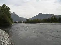 Le Drac : vue d'une berge de Fontaine (amont du Pont du Vercors).