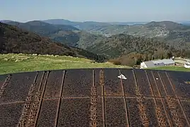 Plus bas la ferme-auberge du Drumont.