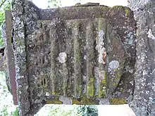 Blason des Aligre sur la face ouest du médaillon décorant la base de la croix située au bout de l’esplanade de l’église du Favril.