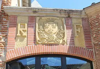 Le blason de la commune sculpté sur la mairie.