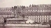 Le garde-côte cuirassé Fulminant lancé à Cherbourg en 1877 devant le bagne de Brest.