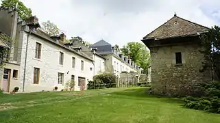 Le Goulot, propriété à l'écart du village avec son pigeonnier.