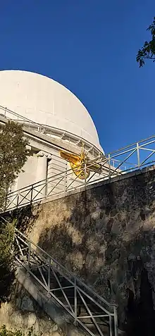 Après 7 mois de restauration, l'Apollon de l'Observatoire de la Côte d'Azur a retrouvé sa place à l'entrée du bâtiment qui abrite le grand équatorial.