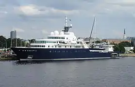 Vue de côté du yacht. On y distingue le voilier et un hélicoptère.