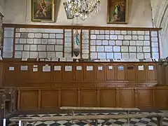 Mur d'ex-voto dans la chapelle latérale.