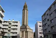 Vue de l'église et des immeubles d'habitations l'environnant.