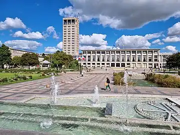 L'Hôtel de Ville et les fontaines