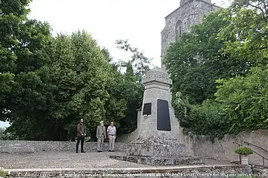 L'imposant monument aux morts.