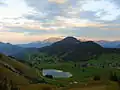 Le lac et la tête du Danay vus depuis la chaîne des Aravis à l'est.