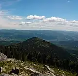 Le Langenberg (881m) depuis le Rocher de Mutzig (1010m).