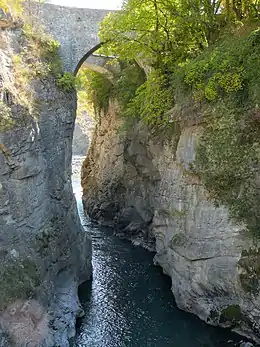 Pont dit romain du Lauzet.