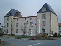 Le Logis du XVIe siècle, actuelle mairie.