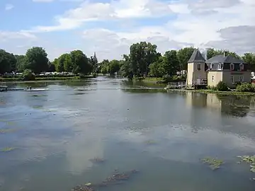 Le Loir à La Flèche, en premier plan le Moulin des Quatre Saisons.
