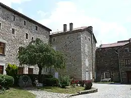 Couvent des Ursulines et stèle dédiée à Robert de Flers, place Eugène-de-Rozière.