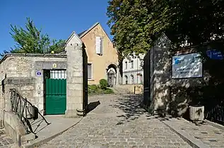 Entrée au 2 rue de l'Abbaye Saint-Vincent.