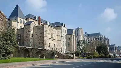 La cathédrale derrière le Palais des comtes du Maine, actuelle mairie du Mans
