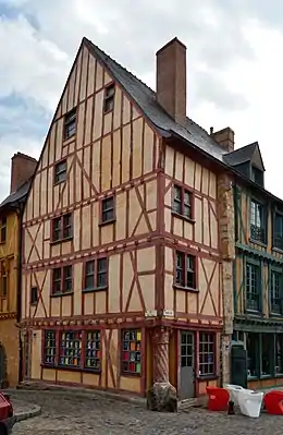 La maison du Pilier Rouge, dans la cité Plantagenêt.