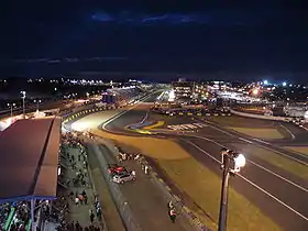 photo d'un circuit éclairé, la nuit et vue de haut