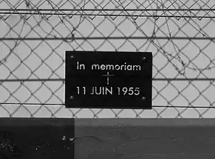 Plaque commémorative du drame du 11 juin 1955 aux 24 heures du Mans apposée sur le grillage du circuit