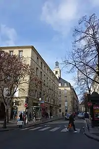 La rue des Francs-Bourgeois, en allant vers la place.