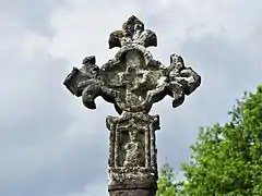 La croix de cimetière du XVIe siècle.