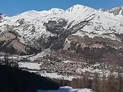 Le Monêtier-les-Bains vu depuis la piste skiable de Clos Gaillard.