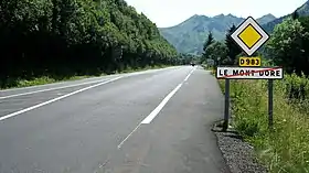 Photographie de la route départementale 983 en direction de la Station du Sancy