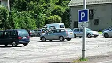 Un exemple de parking non matérialisé avec le panneau C1a