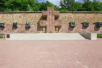 Croix de Lorraine au pied du fort du Mont-Valérien, mémorial de la France combattante.