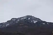 Montagne recouverte d'une fine couche de neige ou de givre.