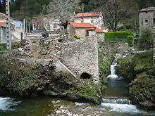 Le moulin de La Saigne du XVIe siècle, sur le ruisseau de Capials.
