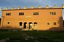 Achevé de construction en 1950, cet édifice qui dans son état actuel abrite le Musée régional de Korhogo, fut la résidence du patriarche PELEFORO SORO GBON COULIBALY (chef de province de Korhogo de 1894 à 1962) jusqu'à sa mort en 1962.