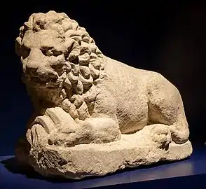 Statue de lion tenant une urne. Mithréum des Bolards, IIIe siècle, musée archéologique de Dijon.