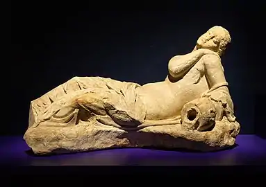 Statue de nymphe, provenant du mithréum de Septeuil. Musée d'Archéologie nationale.