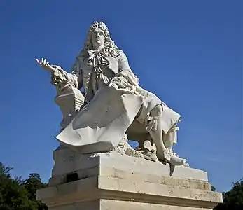 Statue d'André Le Nôtre dans le parc du château de Chantilly.