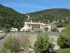 Maison à terre, dite grande bastide ou grange en Drôme provençale.