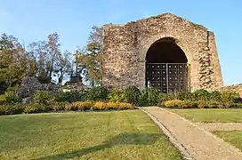 La chapelle et les ruines de la place forte