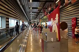 Une des salles, à gauche l'escalator.