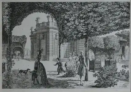 Marie-Antoinette se promenant dans le Jardin français, à proximité du Pavillon français et du Petit Théâtre