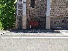 L'ancienne bascule qui se trouve derrière l'église.