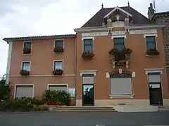 La mairie de Le Perréon, place Pierre Michaud.