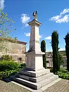 Le monument aux morts situé sur la place de la mairie.