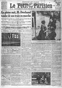 Une en noir et blanc d'un journal comportant notamment une photo d’une voiture de chemin de fer avec une fenêtre à guillotine ouverte et son rideau flottant