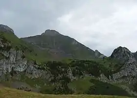 Vue du pic de Jallouvre depuis les chalets de Cenise au nord-ouest.