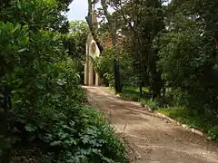 Un chemin du parc monte vers une chapelle.