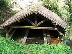 Le lavoir, situé dans un bois au nord du village, alimenté par une source.