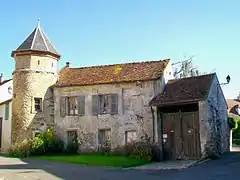 Maison à tourelle d'angle à côté de l'église.