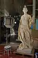 L'original de la statue dans l’atelier de restauration des sculptures du château de Versailles.