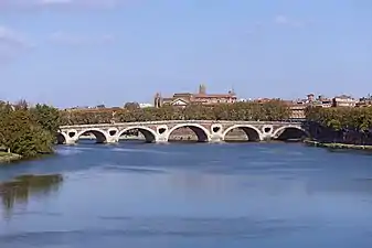 Le Pont-Neuf permet de franchir les 220 mètres du fleuve. Il fut, jusqu'à l'ouverture du Pont de pierre à Bordeaux en 1822, le seul pont permanent sur la Garonne.